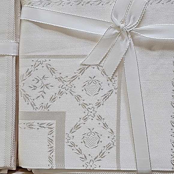 Vintage Japan Damask Tablecoth Napkins - Picture 2 of 4